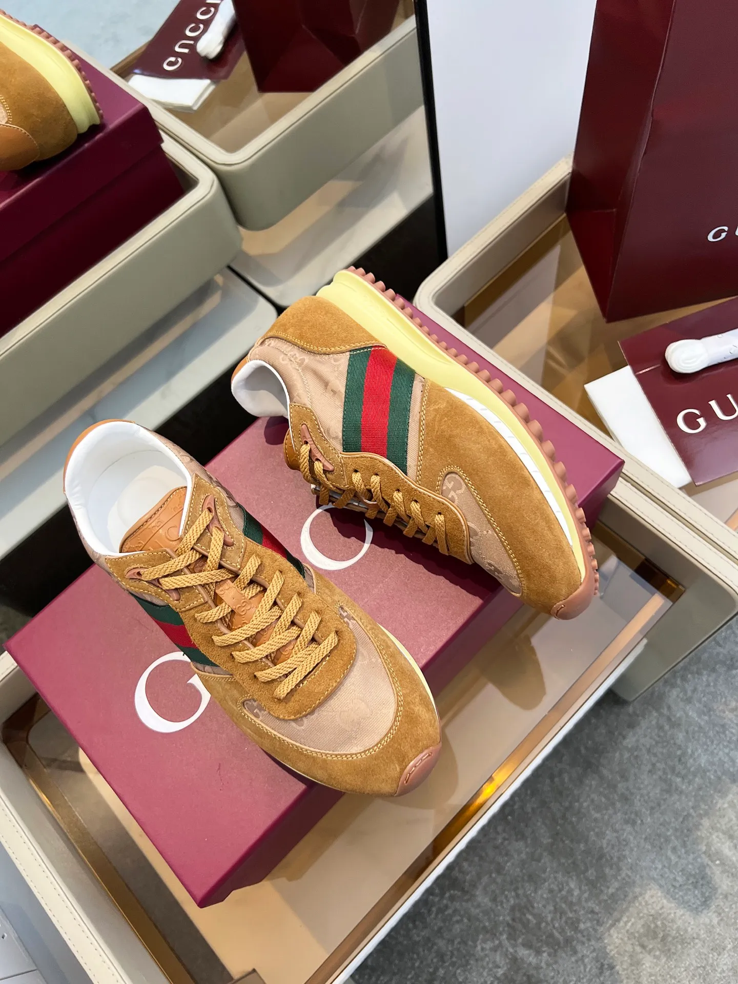 👟👟Ex-factory price 620👟👟 The design of Gucci's new casual shoes is simply amazing. The classic double G logo is matched with retro red and green webbing. It is fashionable and high-end. It is completely the top element in the fashion circle. It is highly recognizable when worn and keeps turning heads. 💯 The upper is soft and breathable, and the upper foot is comfortable! The soles are made of special cushioning material, so your feet won’t get tired no matter how much you walk. They are perfect for daily commuting, shopping, and traveling. Code number 40-45